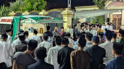 Jenazah KH Amal Fathullah Zarkasyi Tiba di Gontor, Ribuan Pelayat Iringi dengan Tangis Haru