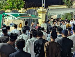 Jenazah KH Amal Fathullah Zarkasyi Tiba di Gontor, Ribuan Pelayat Iringi dengan Tangis Haru