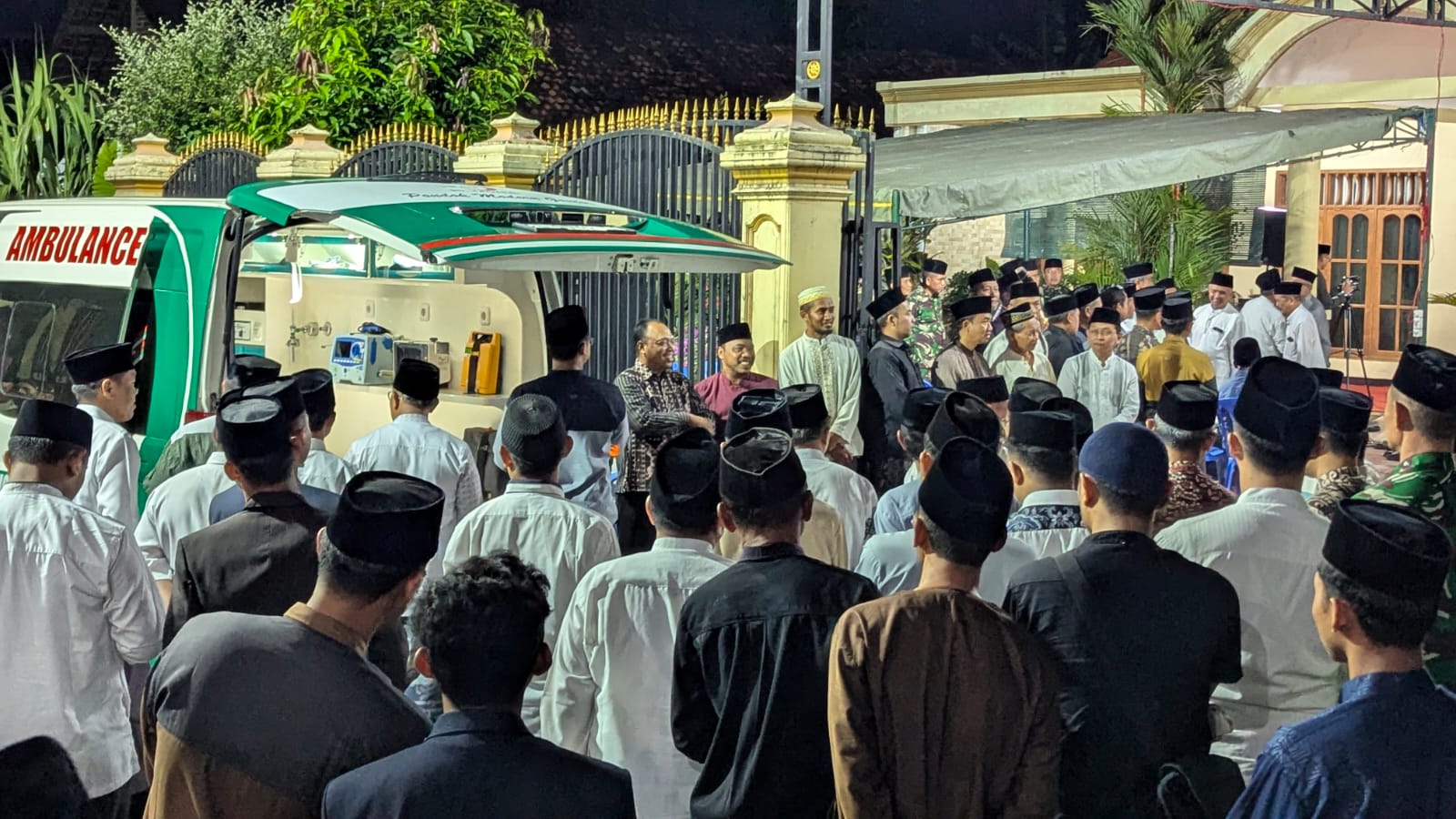Jenazah KH Amal Fathullah Zarkasyi Tiba di Gontor, Ribuan Pelayat Iringi dengan Tangis Haru
