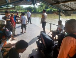 Antisipasi Debit Sungai Naik, Polisi Berikan Edukasi Keselamatan Penyeberangan Perahu Tambangan