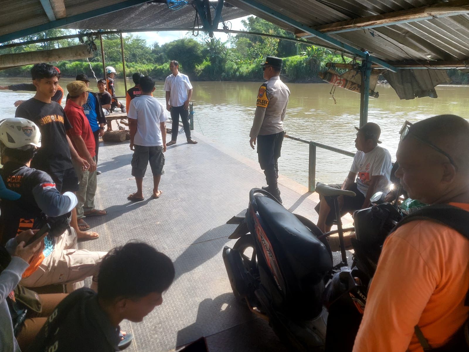 Antisipasi Debit Sungai Naik, Polisi Berikan Edukasi Keselamatan Penyeberangan Perahu Tambangan