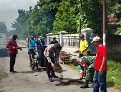 Dana Terbatas, Warga Ngreco Swadaya Perbaiki Jalan Desa
