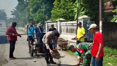 Dana Terbatas, Warga Ngreco Swadaya Perbaiki Jalan Desa