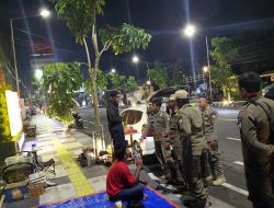 Satpol PP Kabupaten Kediri Tertibkan Pedagang Makanan yang Gunakan Trotoar Jalan Soekarno Hatta Tepus