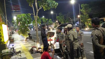 Satpol PP Kabupaten Kediri Tertibkan Pedagang Makanan yang Gunakan Trotoar Jalan Soekarno Hatta Tepus