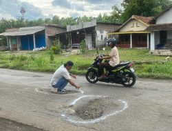 Jalan Kecubung–Sukomoro Dipenuhi Lubang, Pemkab Nganjuk Didesak Segera Lakukan Perbaikan