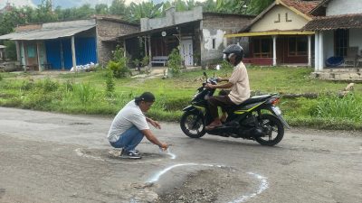 Jalan Kecubung–Sukomoro Dipenuhi Lubang, Pemkab Nganjuk Didesak Segera Lakukan Perbaikan