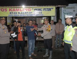 Perkuat Sinergi Keamanan, Polres Blitar Salurkan Handy Talkie ke Poskamling