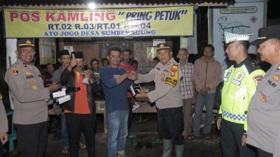 Perkuat Sinergi Keamanan, Polres Blitar Salurkan Handy Talkie ke Poskamling