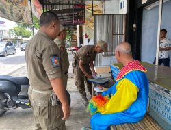 Satpol PP Kabupaten Kediri Amankan Pengamen Badut di Simpang Ngadiluwih