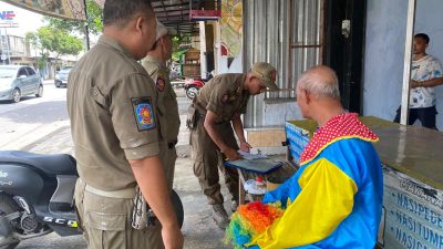 Satpol PP Kabupaten Kediri Amankan Pengamen Badut di Simpang Ngadiluwih