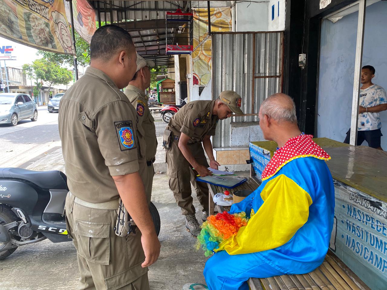 Satpol PP Kabupaten Kediri Amankan Pengamen Badut di Simpang Ngadiluwih