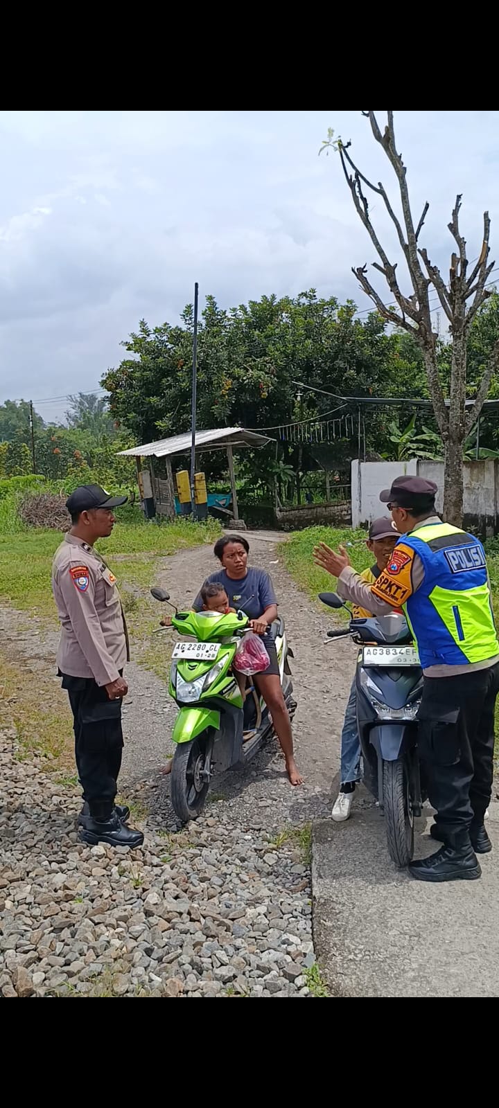 Polisi Berikan Edukasi Keselamatan di Perlintasan Kereta Api Tanpa Palang