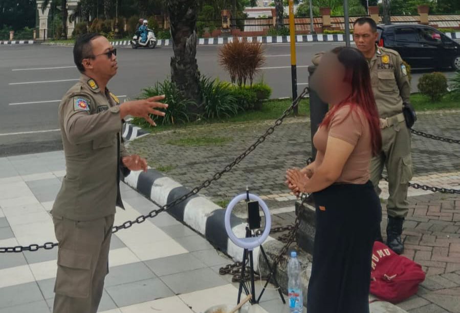 Diduga Minta Saweran Saat Live TikTok, Aktivitas Konten Kreator Perempuan di SLG Dihentikan Satpol PP