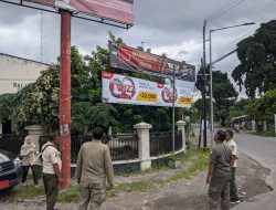 Satpol PP Kabupaten Kediri Tertibkan Reklame Liar dan Kedaluwarsa