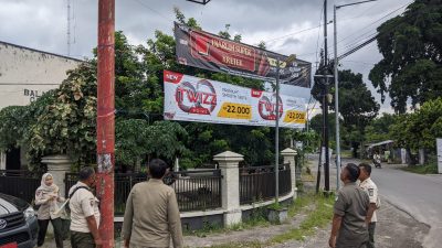 Satpol PP Kabupaten Kediri Tertibkan Reklame Liar dan Kedaluwarsa
