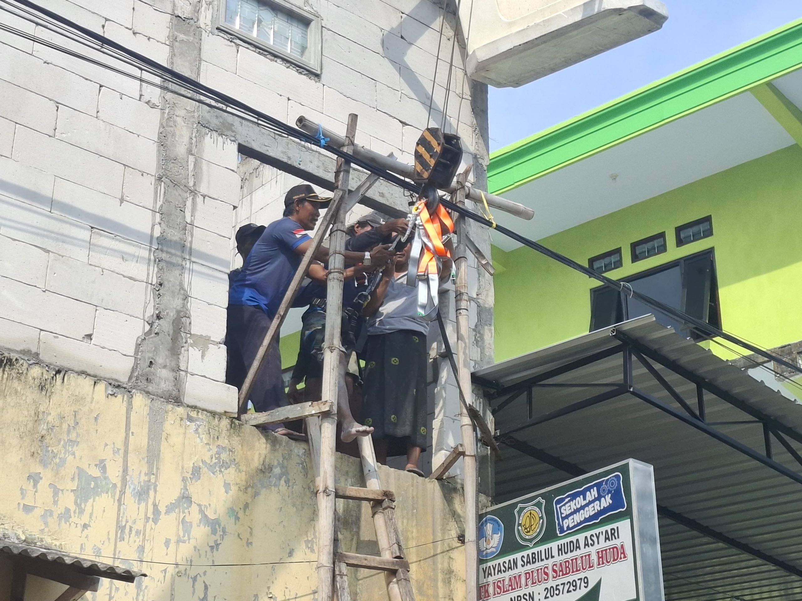 Dua Pekerja Terjatuh Saat Perbaikan Rumah, Dievakuasi Menggunakan Crane BPBD