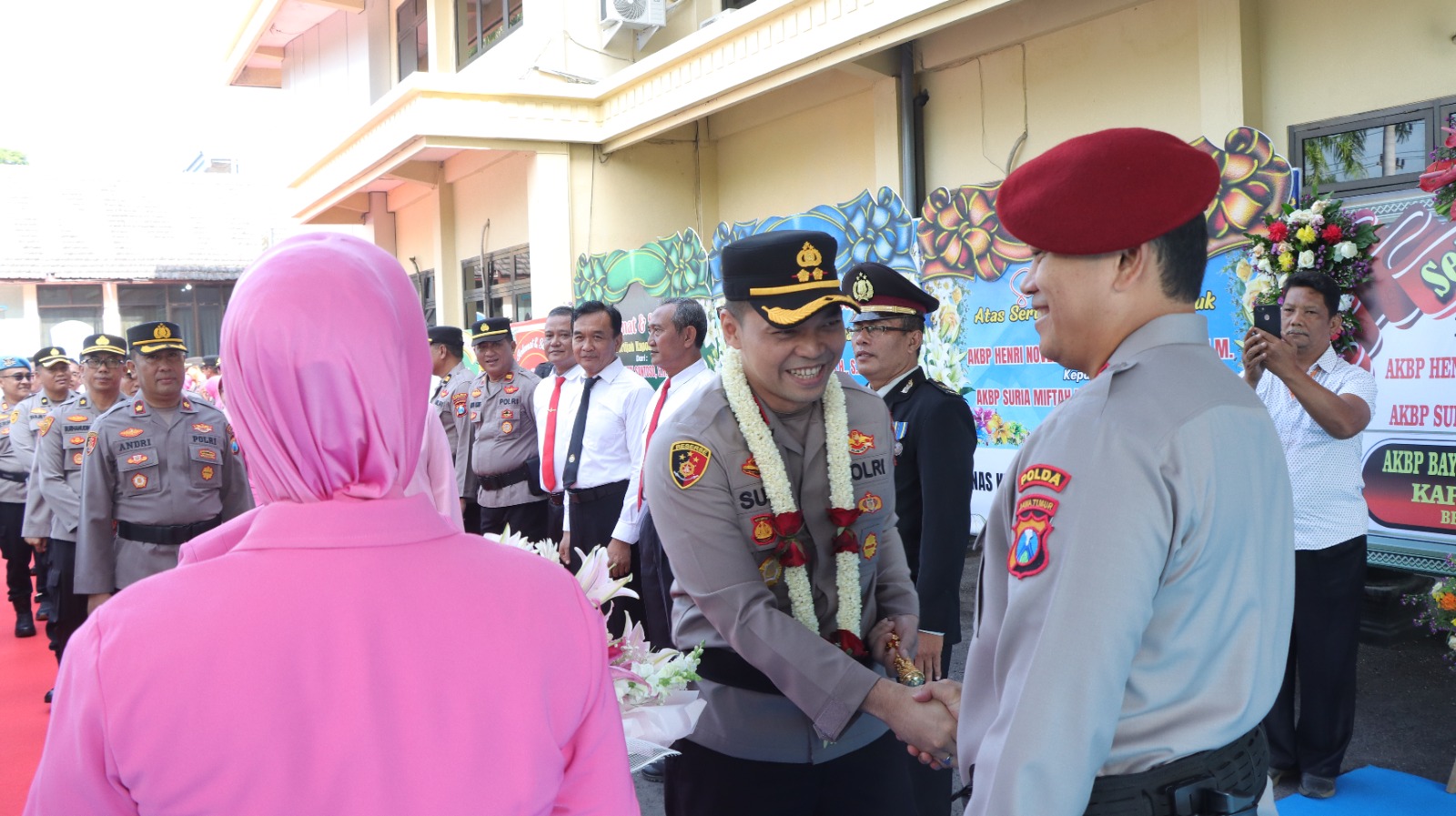 AKBP Suria Miftah Irawan Resmi Menjabat Kapolres Nganjuk, Disambut Tradisi Pedang Pora dan Banjari