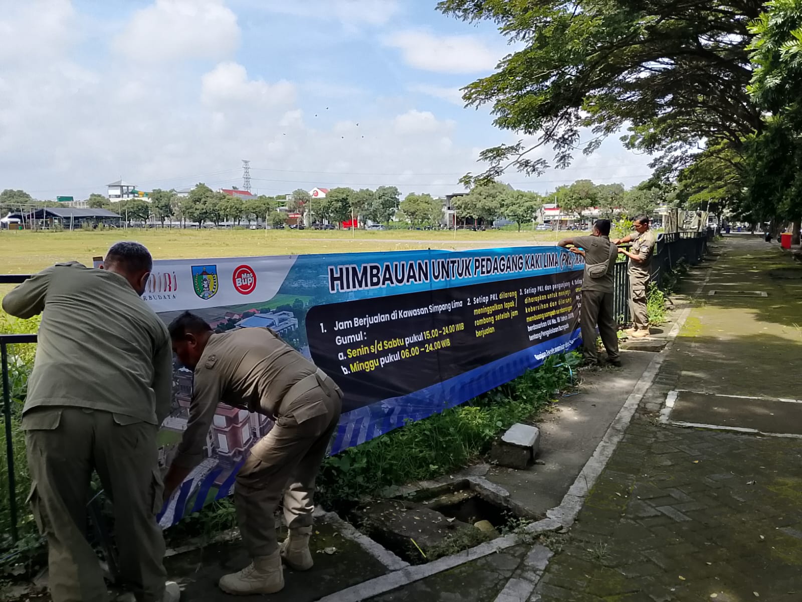 Tertibkan Kawasan SLG, Satpol PP Kediri Pasang Imbauan Larangan Berjualan Pagi–Siang