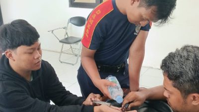 Jari Bengkak Akibat Cincin, Damkar Kabupaten Kediri Lakukan Evakuasi