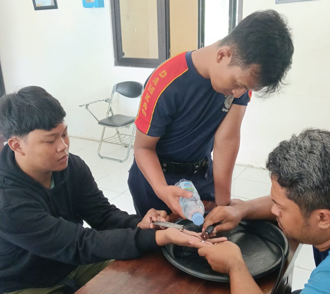 Jari Bengkak Akibat Cincin, Damkar Kabupaten Kediri Lakukan Evakuasi