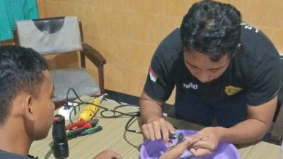 Jari Bengkak dan Melepuh Terjepit Cincin, Damkar Kabupaten Kediri Beri Pertolongan