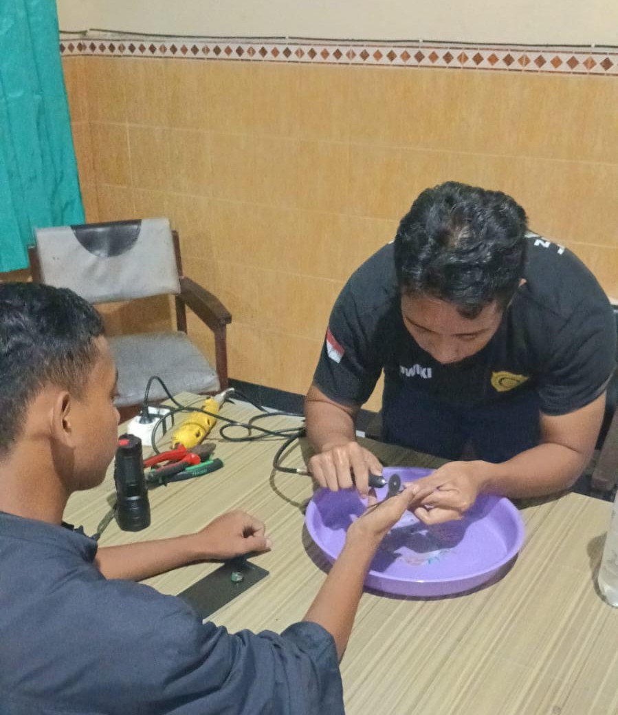 Jari Bengkak dan Melepuh Terjepit Cincin, Damkar Kabupaten Kediri Beri Pertolongan