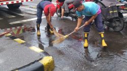 Cegah Risiko Kecelakaan, Damkar Satpol PP Kabupaten Kediri Bersihkan Tumpahan Solar di Jongbiru