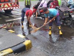 Cegah Risiko Kecelakaan, Damkar Satpol PP Kabupaten Kediri Bersihkan Tumpahan Solar di Jongbiru