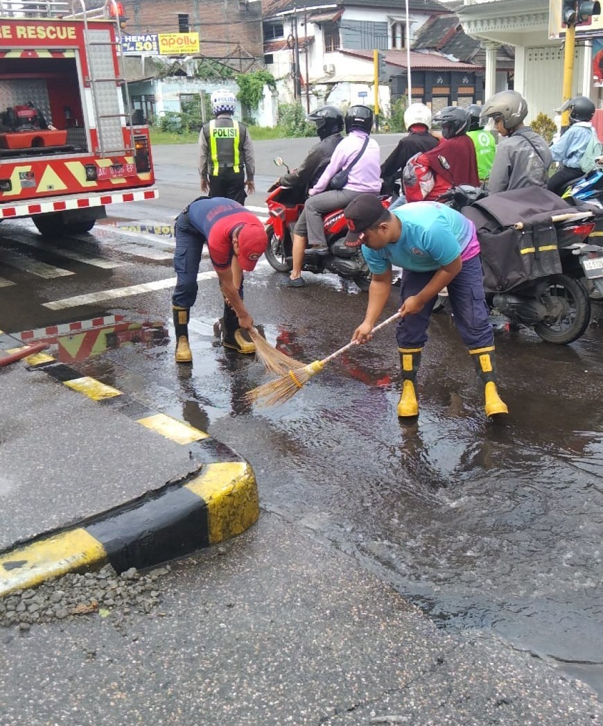Cegah Risiko Kecelakaan, Damkar Satpol PP Kabupaten Kediri Bersihkan Tumpahan Solar di Jongbiru