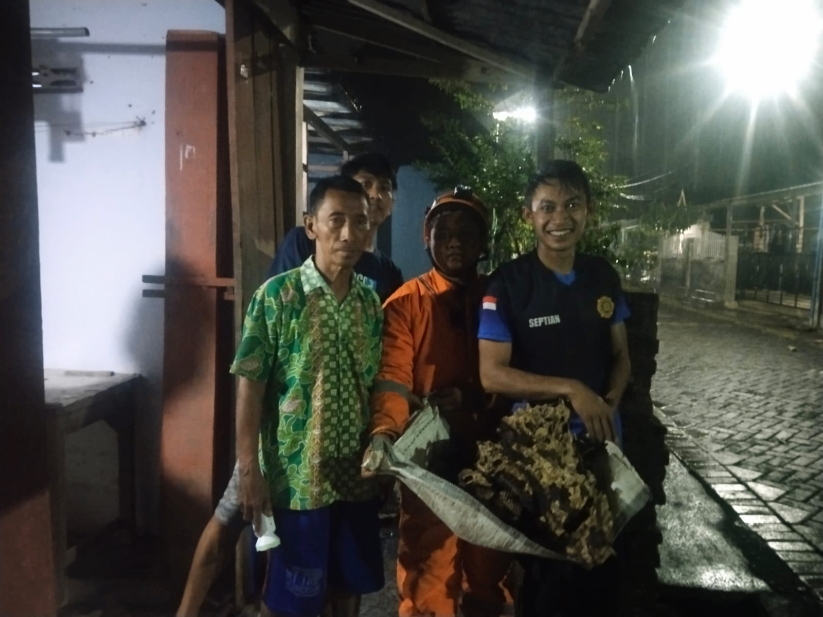 Teror Tawon Vespa Meresahkan Warga Nganjuk, Damkarmat Tangani Dua Sarang dalam Satu Malam