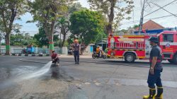 Tumpahan Solar di Jalan Raya Nganjuk Ditangani Damkarmat untuk Cegah Kecelakaan