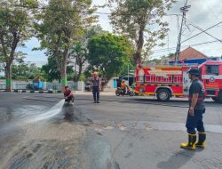 Tumpahan Solar di Jalan Raya Nganjuk Ditangani Damkarmat untuk Cegah Kecelakaan