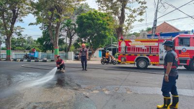 Tumpahan Solar di Jalan Raya Nganjuk Ditangani Damkarmat untuk Cegah Kecelakaan