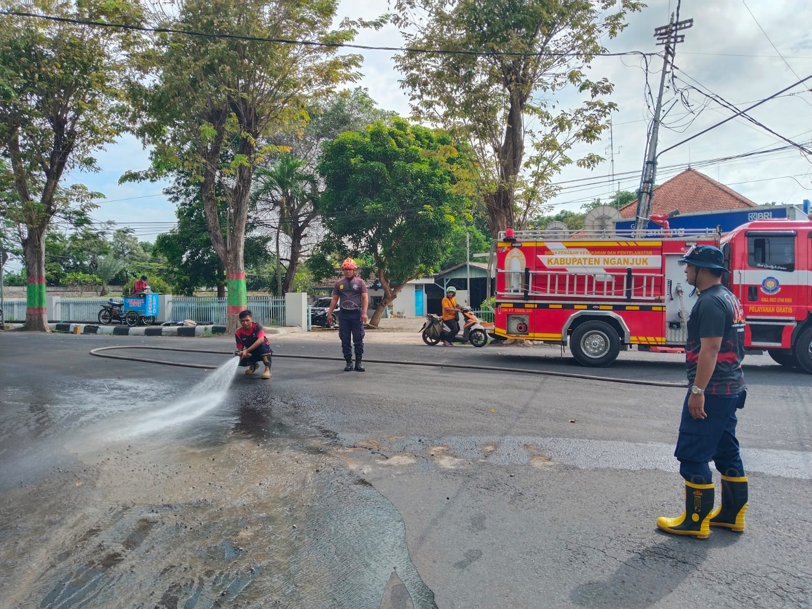 Tumpahan Solar di Jalan Raya Nganjuk Ditangani Damkarmat untuk Cegah Kecelakaan