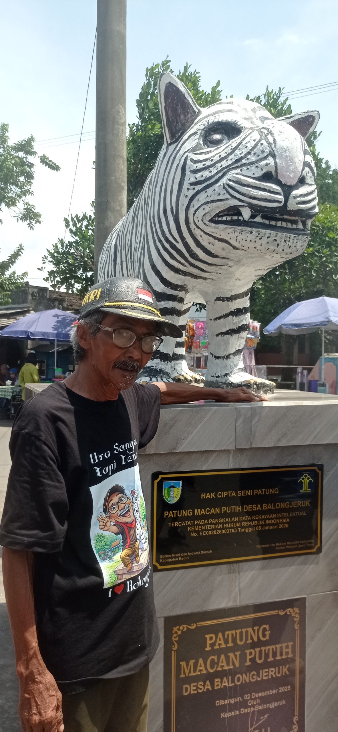 Mbah Suwari, Seniman Ludruk Multitalenta Pembuat Patung Macan Putih di Balongjeruk