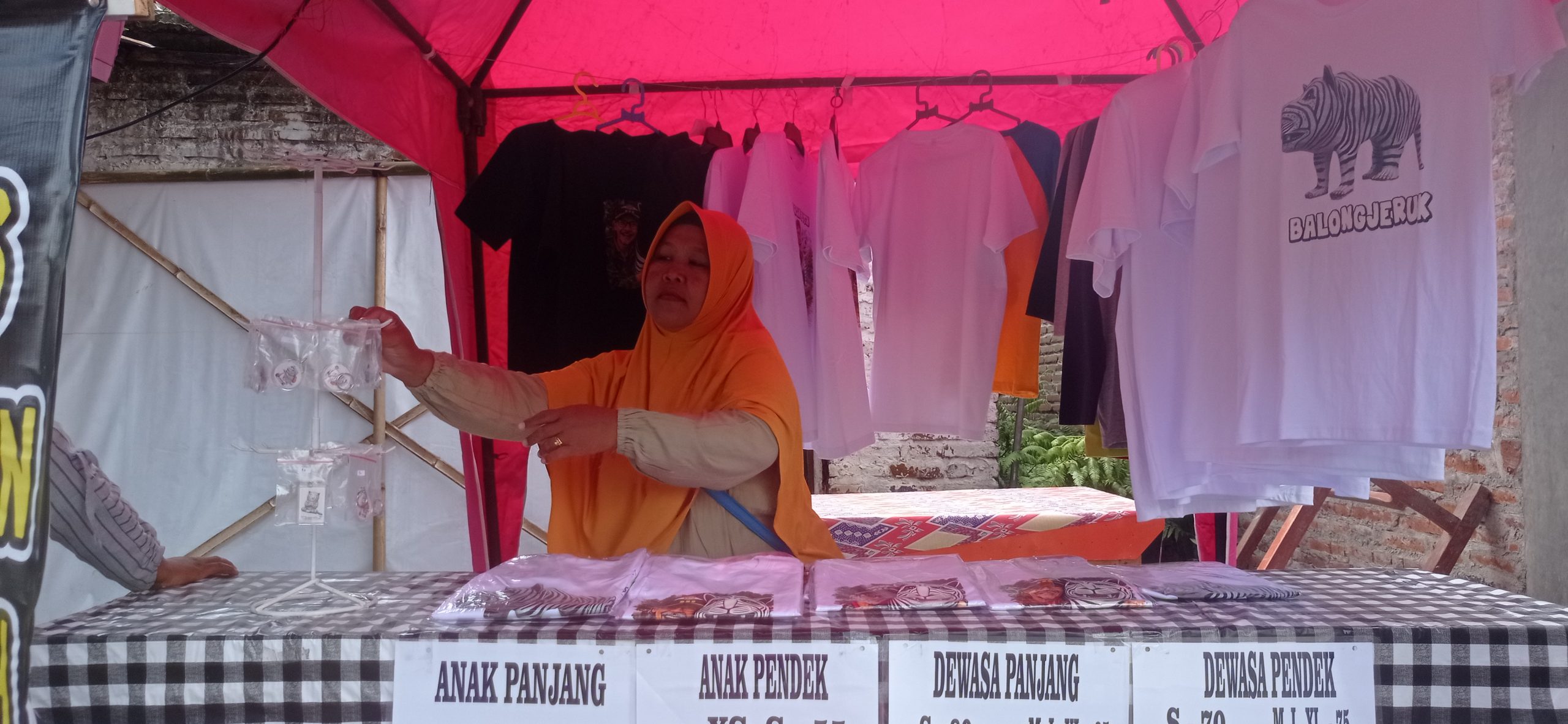 Kaos Bergambar Macan Putih Laris Manis, Pedagang Balongjeruk Raup Omzet Jutaan Rupiah