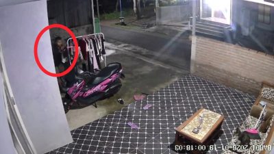 Tak Biasa, Pemuda Terekam CCTV Curi Pakaian Dalam Wanita di Ponorogo