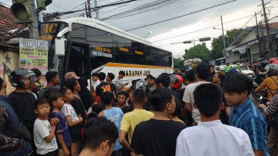 Bus Harapan Jaya Kecelakaan di Simpang Empat Muning Kota Kediri, Lalu Lintas Sempat Tersendat
