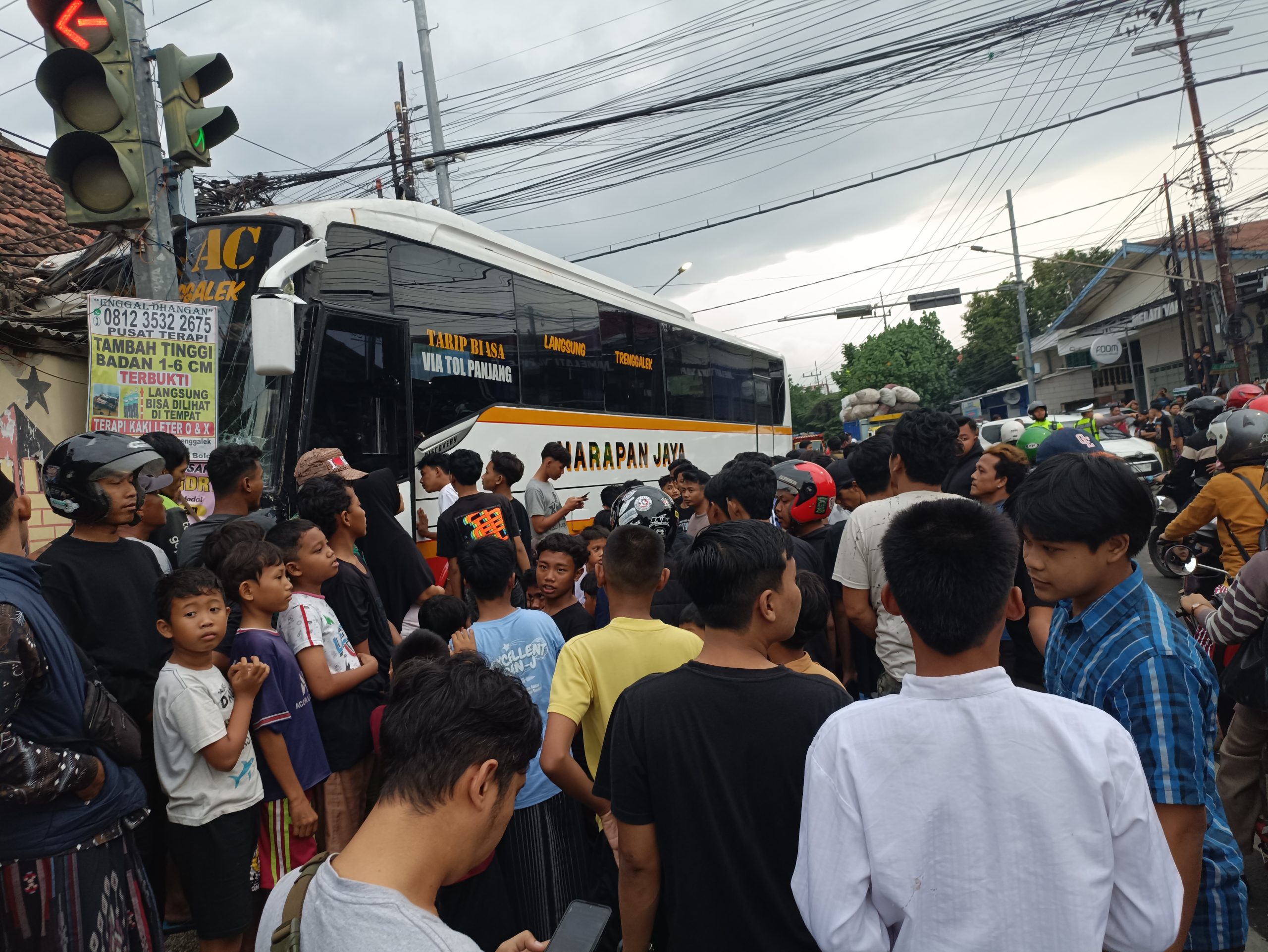 Bus Harapan Jaya Kecelakaan di Simpang Muning Kediri, Lalu Lintas Sempat Tersendat