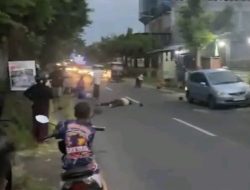 Gagal Mendahului, Dua Sepeda Motor Bertabrakan di Warujayeng, Tiga Orang Luka-luka