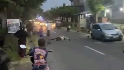 Gagal Mendahului, Dua Sepeda Motor Bertabrakan di Warujayeng, Tiga Orang Luka-luka