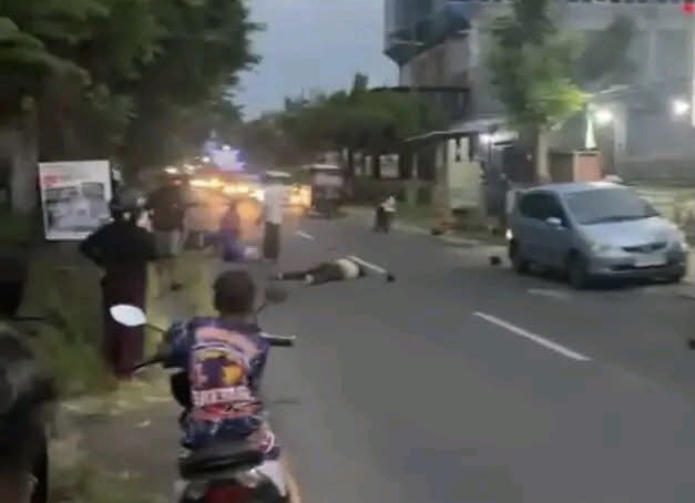 Gagal Mendahului, Dua Sepeda Motor Bertabrakan di Warujayeng, Tiga Orang Luka-luka