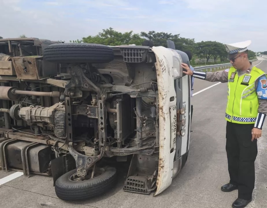 Ban Pecah, Pikap Angkut Anak Ayam Terguling di Tol Nganjuk–Caruban