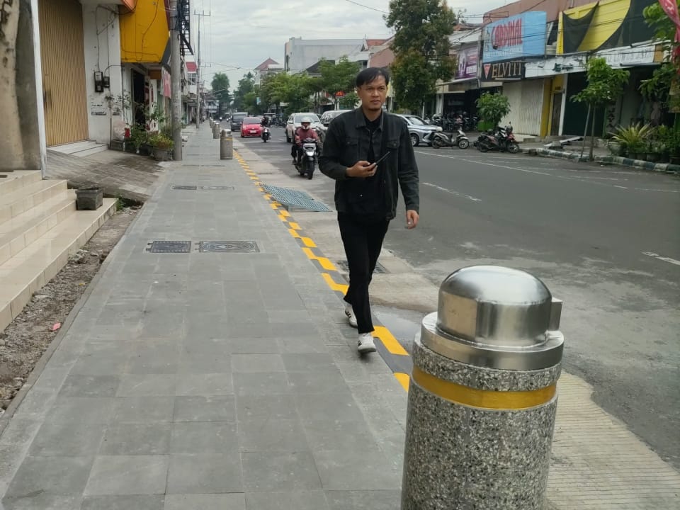 Revitalisasi Trotoar Teuku Umar Tulungagung Disorot, Dinilai Belum Inklusif bagi Disabilitas