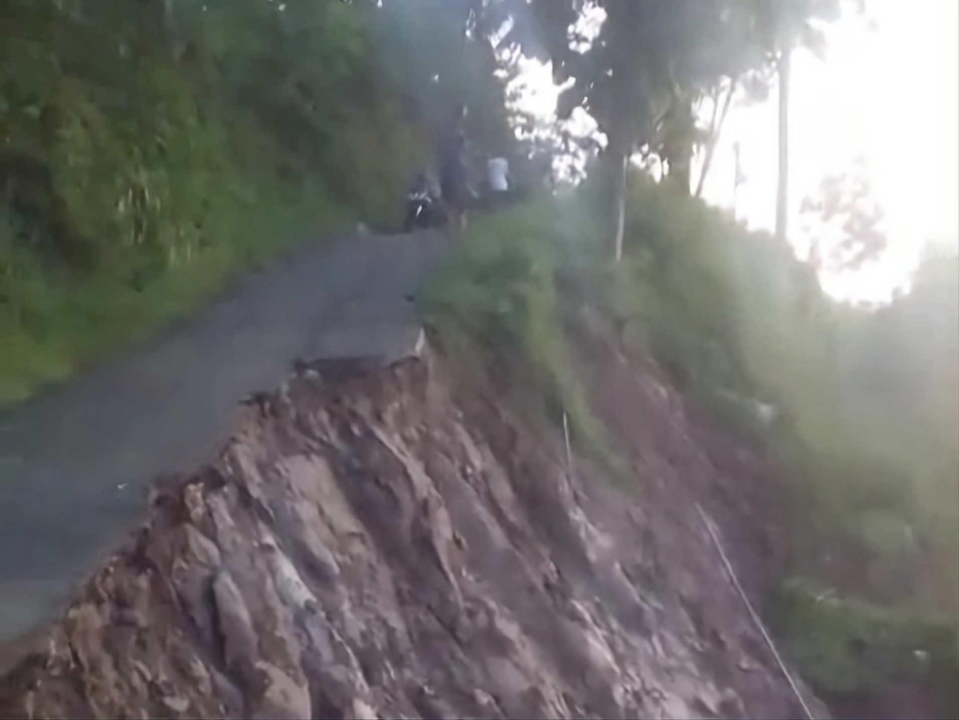 Akses Jalan Utama Desa Rejosari Putus Akibat Longsor, Aktivitas Warga dan Pelajar Terganggu