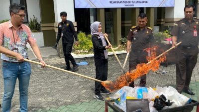 Perkara Berkekuatan Hukum Tetap, Kejari Tulungagung Musnahkan Ratusan Barang Bukti