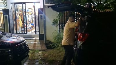 KPK Kembali Geledah Lokasi di Madiun, Dua Mobil Mewah Disita dari Rumah Pemilik Butik “Rahma”