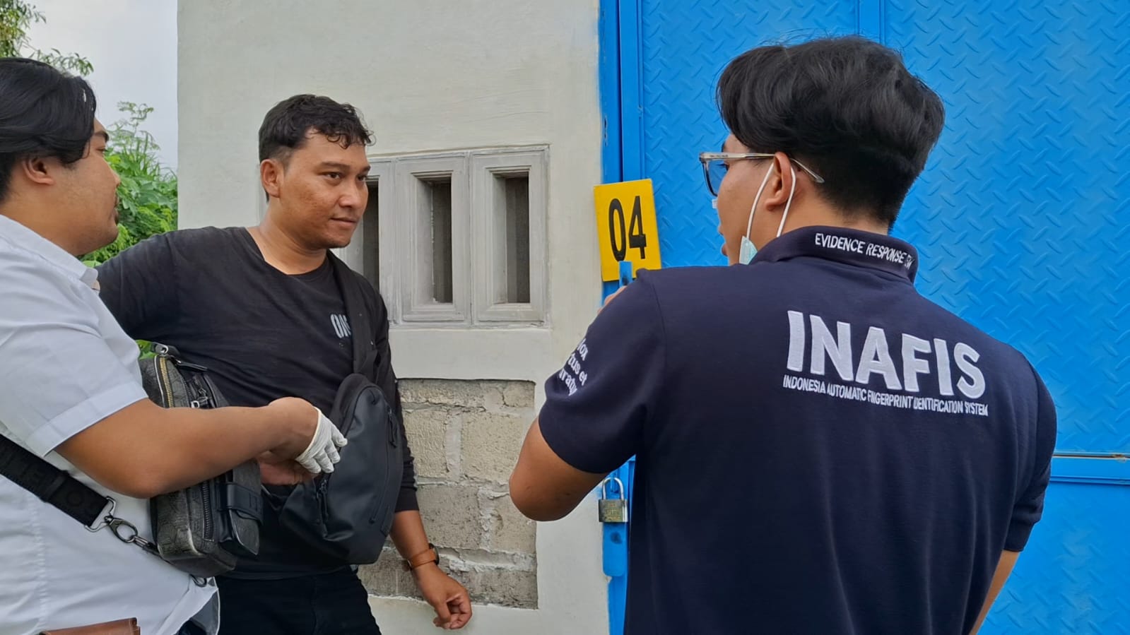 Mesin Diesel Kelompok Tani di Tulungagung Hilang, Polisi Selidiki Dugaan Pencurian TULUNGAGUNG, LINGKARWILIS.COM – Sebuah mesin diesel pengairan milik Kelompok Tani Setia Tani, Kelurahan Karangwaru, Kecamatan/Kabupaten Tulungagung, dilaporkan hilang dan diduga kuat menjadi sasaran pencurian. Akibat kejadian tersebut, kelompok tani mengalami kerugian yang ditaksir mencapai puluhan juta rupiah. Saat ini, kasus tersebut tengah ditangani oleh pihak kepolisian. Sekretaris Kelompok Tani Setia Tani, Wijianto, mengungkapkan bahwa kehilangan mesin diesel tersebut sebenarnya diketahui beberapa hari lalu. Namun laporan resmi baru disampaikan ke kepolisian pada Selasa (20/1/2026), setelah pihak kelompok memastikan tidak ada anggota yang menggunakan mesin tersebut. “Kami baru melaporkan secara resmi setelah memastikan mesin itu tidak dipakai oleh anggota. Sekitar empat hari sebelumnya, kami mendapat informasi dari petani yang sedang menggarap sawah,” ujar Wijianto, Rabu (21/1/2026). Ia menjelaskan, informasi awal diperoleh dari seorang petani yang tengah mencabut benih padi di sawah. Saat beristirahat, petani tersebut sempat melihat ke arah bangunan penyimpanan mesin dan mendapati mesin diesel sudah tidak berada di tempat. Mesin diesel tersebut sebelumnya disimpan di sebuah bangunan permanen berdinding tembok dengan pintu besi yang dikunci menggunakan gembok. Lokasi penyimpanan berada di area persawahan yang relatif jauh dari permukiman warga, tepatnya di sekitar aliran sungai sebelah barat Dam Boyolangu. Kondisi lokasi yang sepi diduga dimanfaatkan pelaku untuk menjalankan aksinya. Mesin diesel merek Kubota itu selama ini digunakan sebagai penggerak pompa air untuk kebutuhan irigasi lahan pertanian. Setelah menerima laporan, petugas dari Polsek Tulungagung Kota langsung mendatangi lokasi dan melakukan olah tempat kejadian perkara (TKP). “Petugas sudah melakukan olah TKP. Yang hilang hanya mesin diesel, sementara mesin pompa air masih berada di dalam gudang,” jelas Wijianto. Dalam proses pemeriksaan di lokasi, petugas tidak menemukan kerusakan pada bangunan maupun pintu gudang. Gembok pintu juga masih terpasang, meski menurut Wijianto, bentuknya berbeda dari gembok yang biasa digunakan kelompok tani. “Kondisi pintu tidak rusak, tapi gemboknya berbeda. Diduga gembok diganti pelaku agar tidak menimbulkan kecurigaan,” ungkapnya. Atas kejadian tersebut, Kelompok Tani Setia Tani mengalami kerugian yang diperkirakan berkisar antara Rp23 juta hingga Rp25 juta. Saat ini, aparat kepolisian masih melakukan penyelidikan lebih lanjut dengan memeriksa sejumlah saksi dan menelusuri kemungkinan barang bukti lainnya. “Mesin itu sangat penting bagi kami, terutama saat musim kemarau. Kami berharap pelakunya segera tertangkap,” pungkas Wijianto. Reporter: Mochammad Sholeh Sirri Editor: