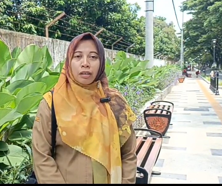 DLH Pasang 30 Kursi Taman di Pinka Paron SLG, Tingkatkan Kenyamanan dan Estetika Kawasan